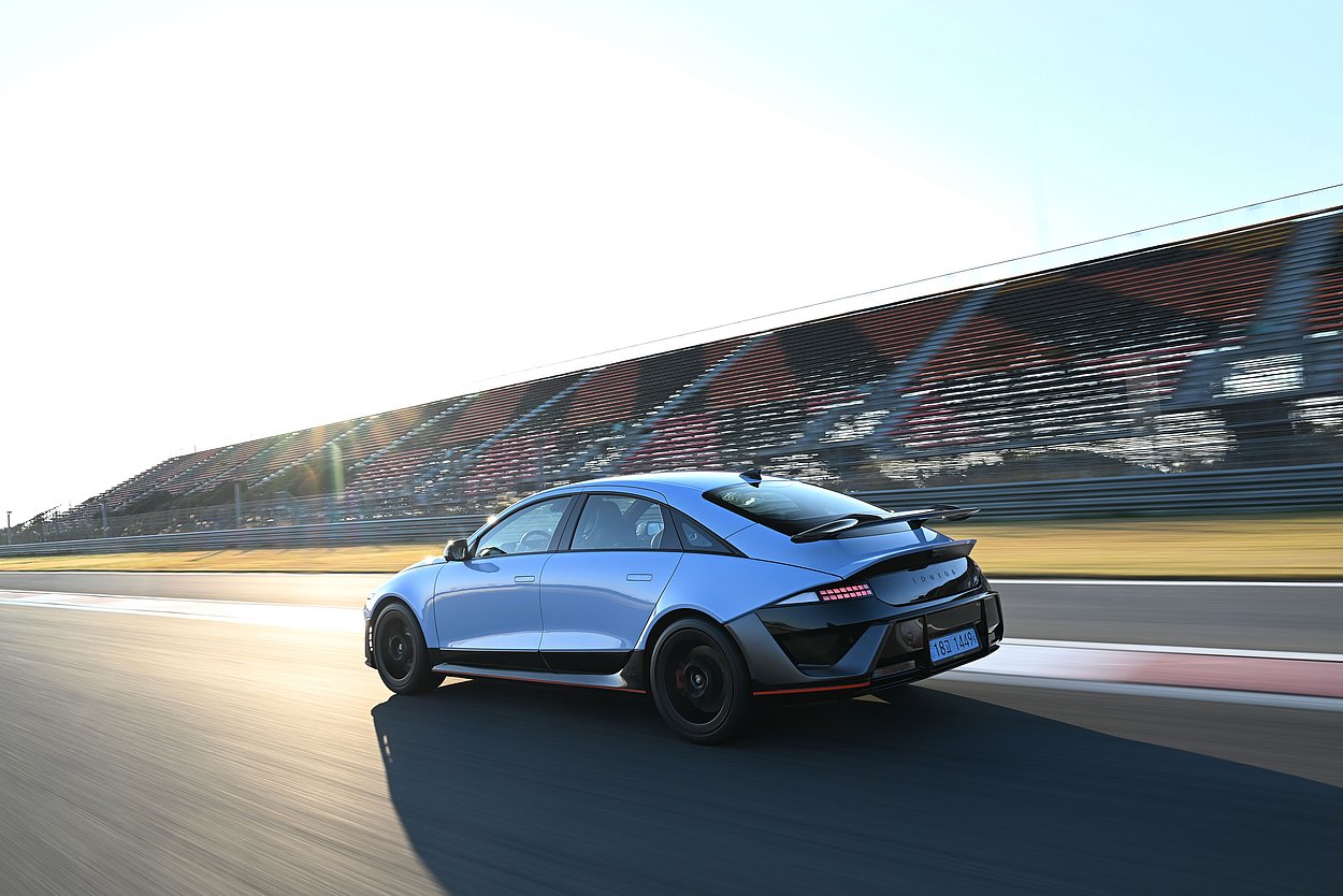 NEW IONIQ 6 N Heckansicht Spoiler Rücklicht Blau Schwarz