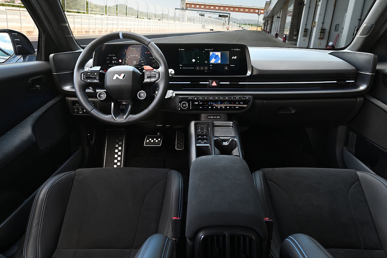 IONIQ 6 N Interieur Schwarz Lenkrad Infotainment N Klima