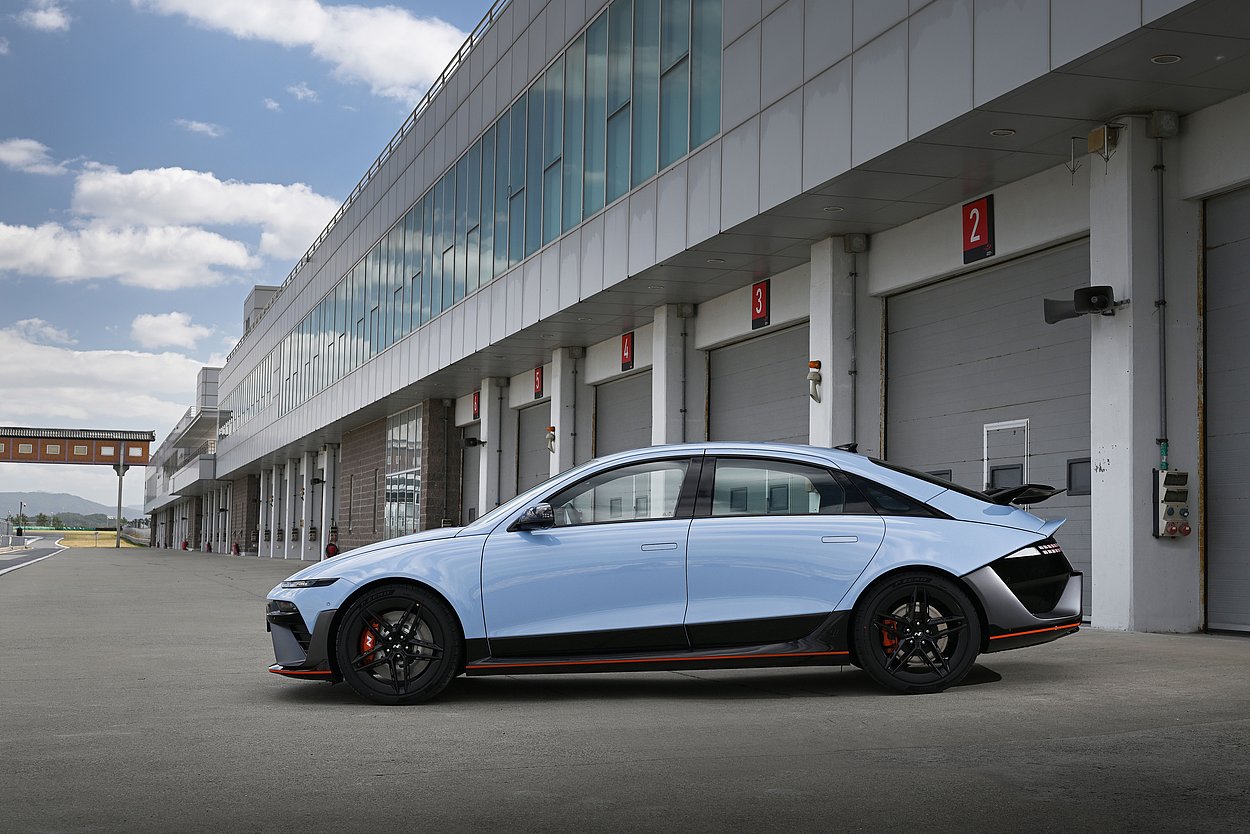 IONIQ 6 N Seitenansicht N Blau Spoiler Schwarz Rot Race Drift Schnell